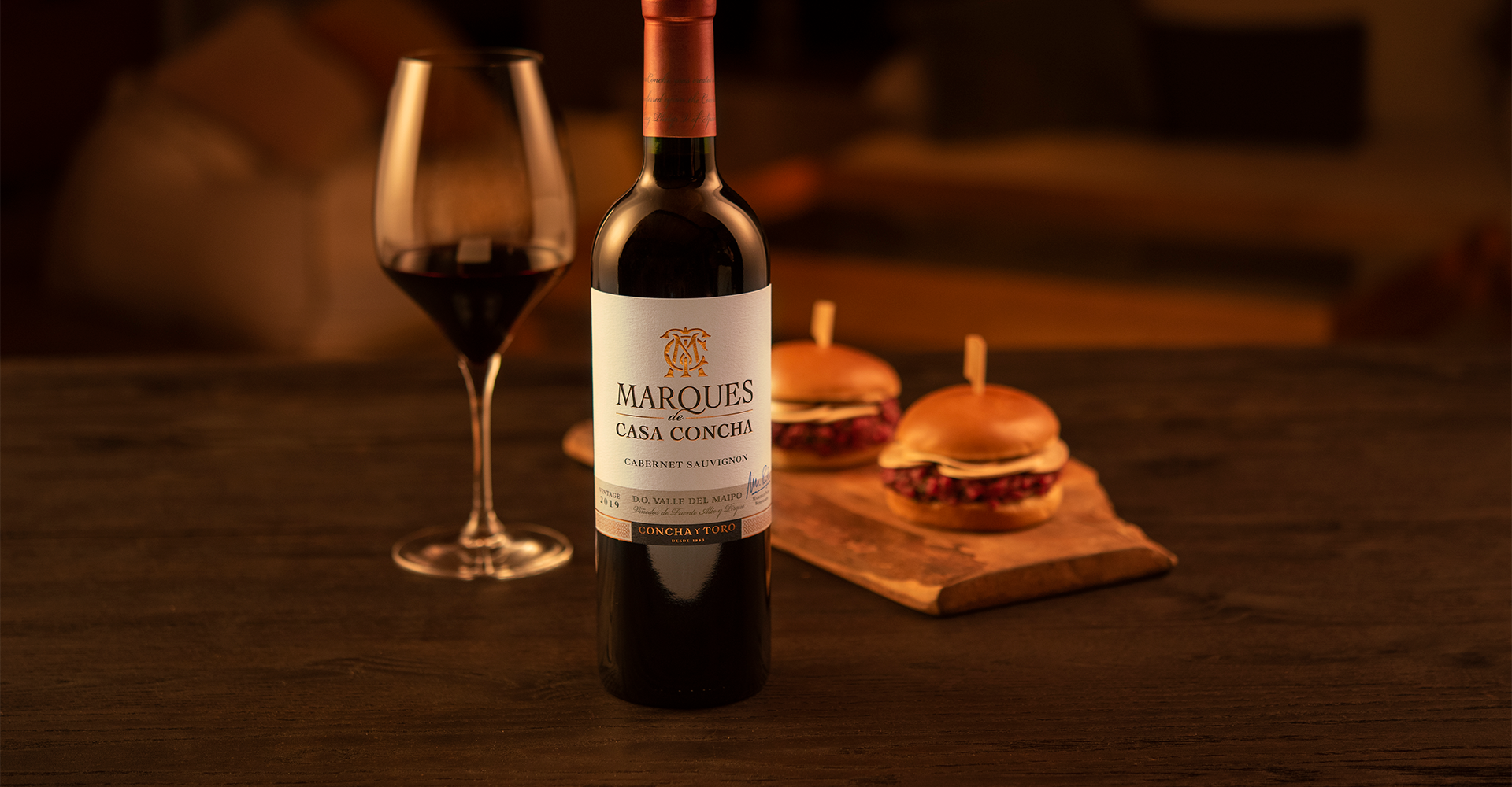 A cada hamburguesa un vino