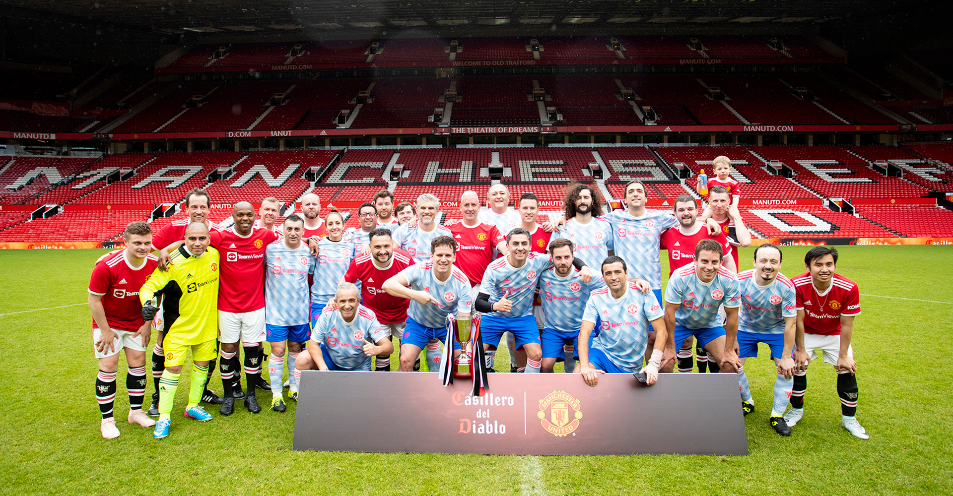 Ganadores del concurso “Eres el Jugador N° 12” cumplen su sueño de jugar en Manchester