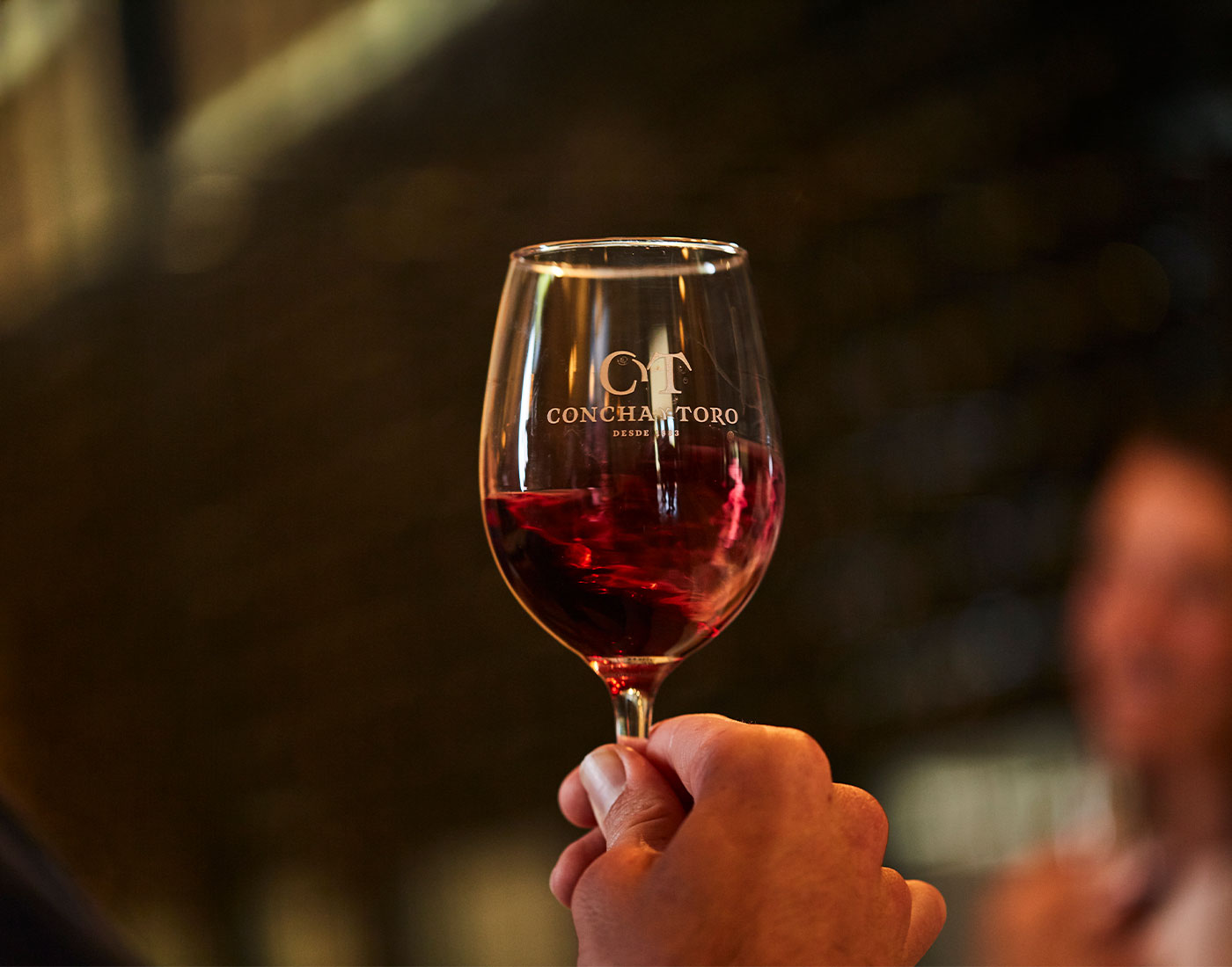 Vino tinto en copa Concha y Toro