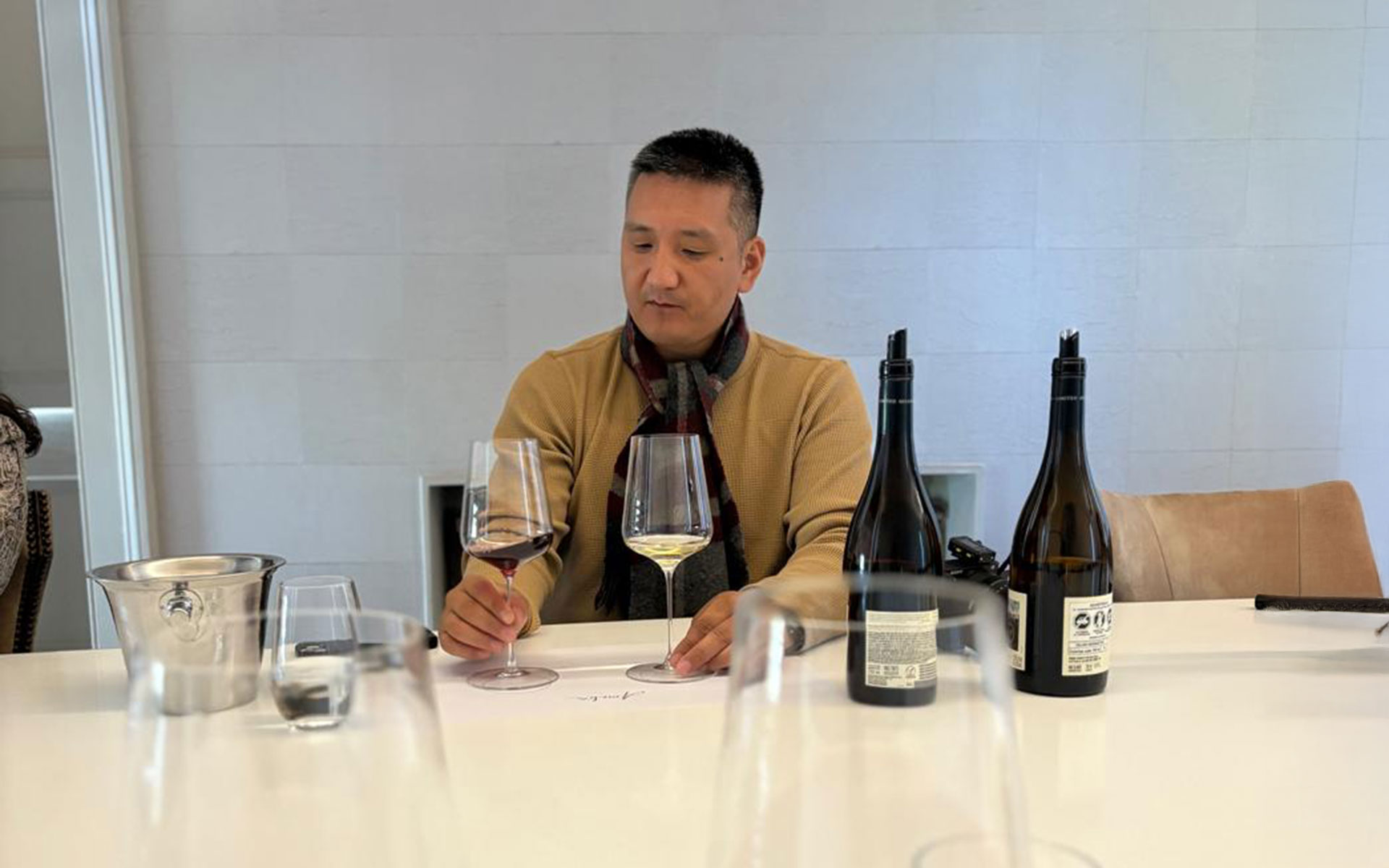 Matthew Horkey degusta os vinhos de alta gama da Concha y Toro