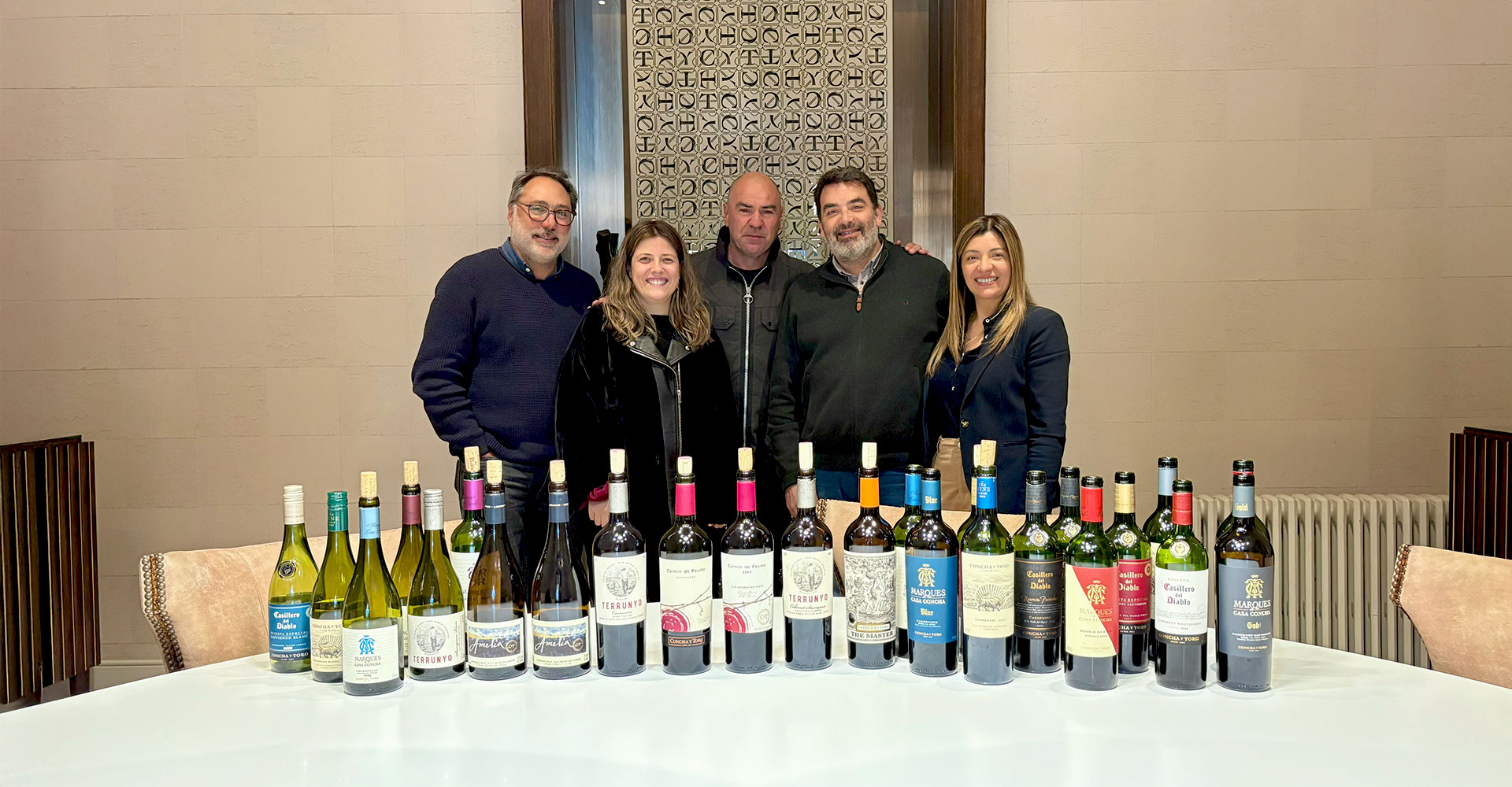 Concha y Toro apresenta suas novas safras ao jornalista Patricio Tapia