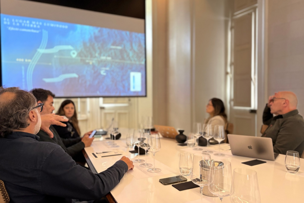 Presentación de portafolio Amelia Quebrada Seca. Patricio Tapia más equipo enológico de Concha y Toro.