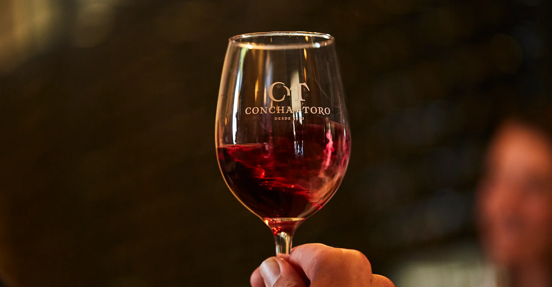 Será que mover o vinho na taça tem alguma função?