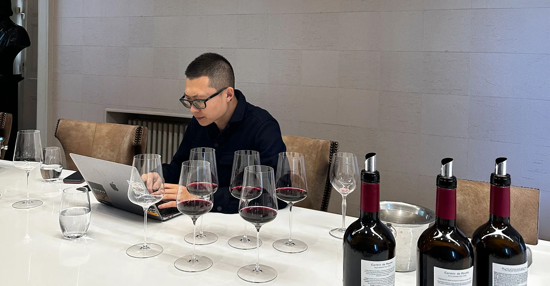 Zekun Shuai degusta las nuevas añadas de Concha y Toro