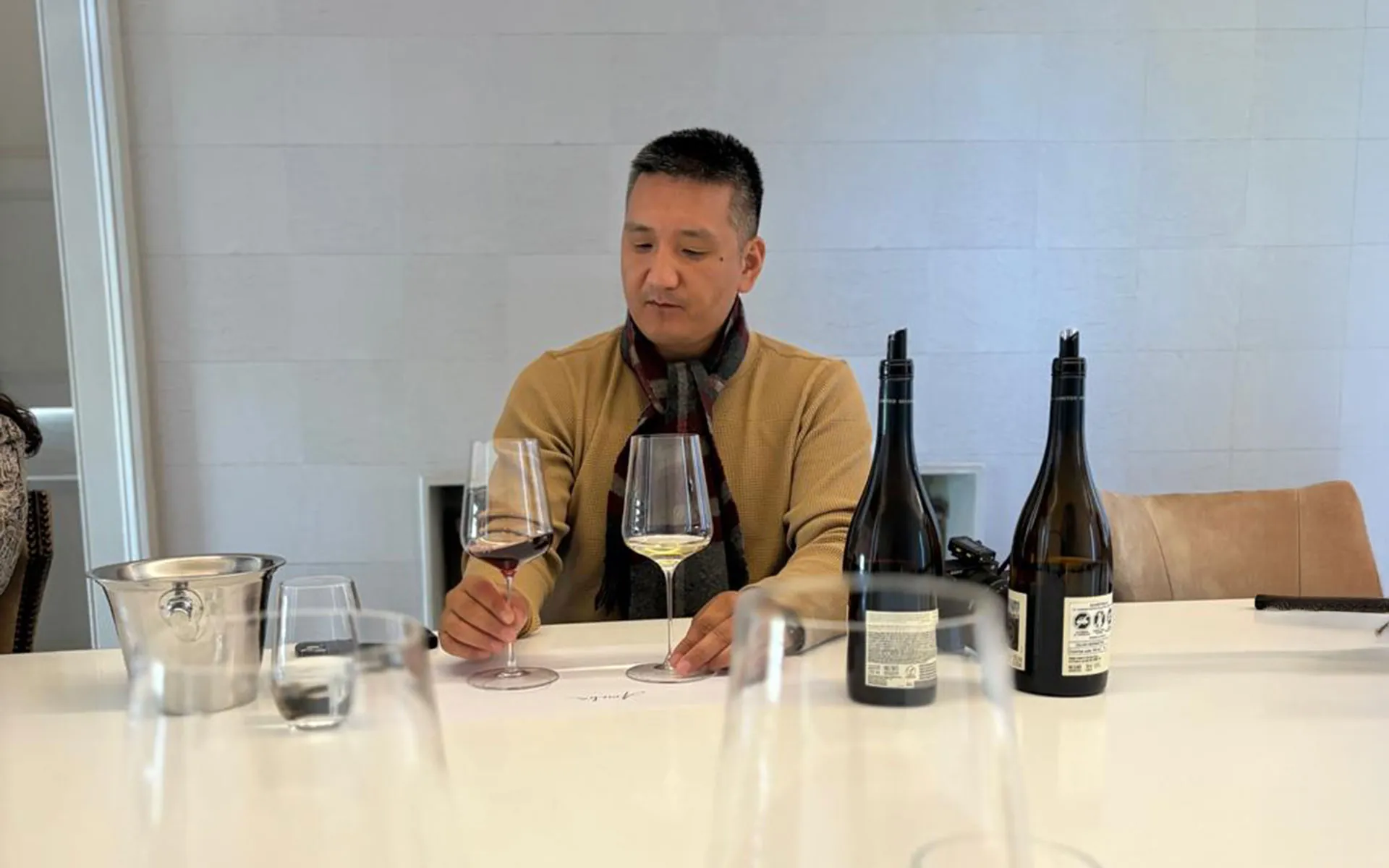 Matthew Horkey degusta os vinhos de alta gama da Concha y Toro